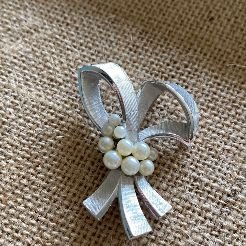 Vintage 50’s silver bow with pearls brooch